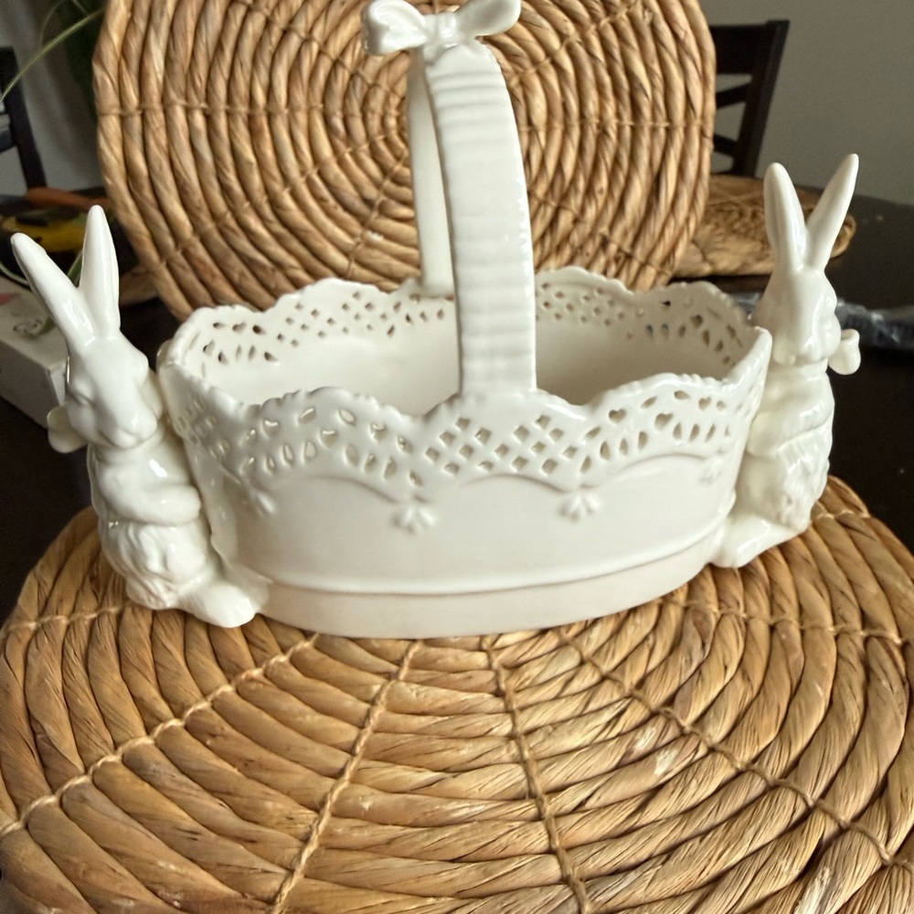 GRACE'S PANTRY TEAWARE WHITE PORCELAIN EASTER BUNNY RABBIT BASKET